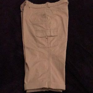 Mauve color capris Lee relaxed fit cargo style.
